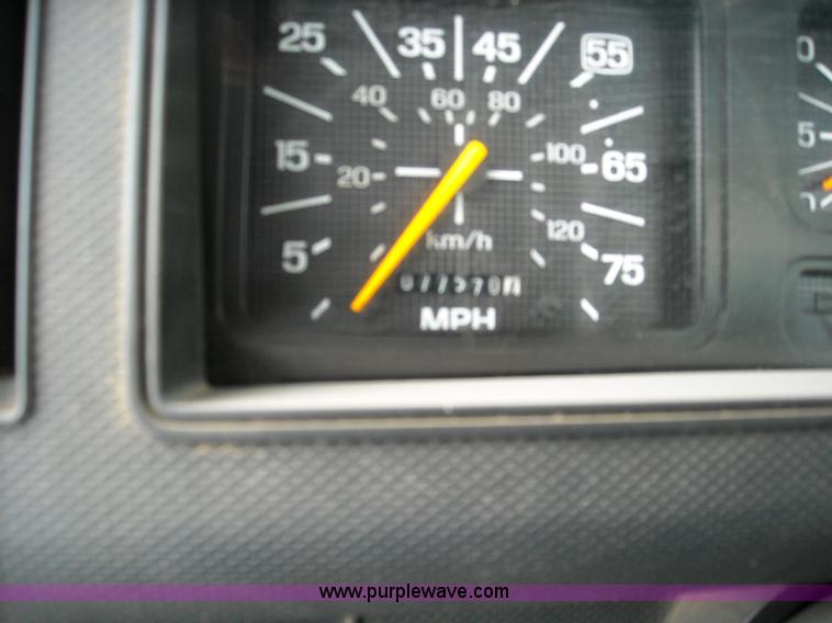 image for item 1001 1998 Ford F800 truck with CME drill attachment