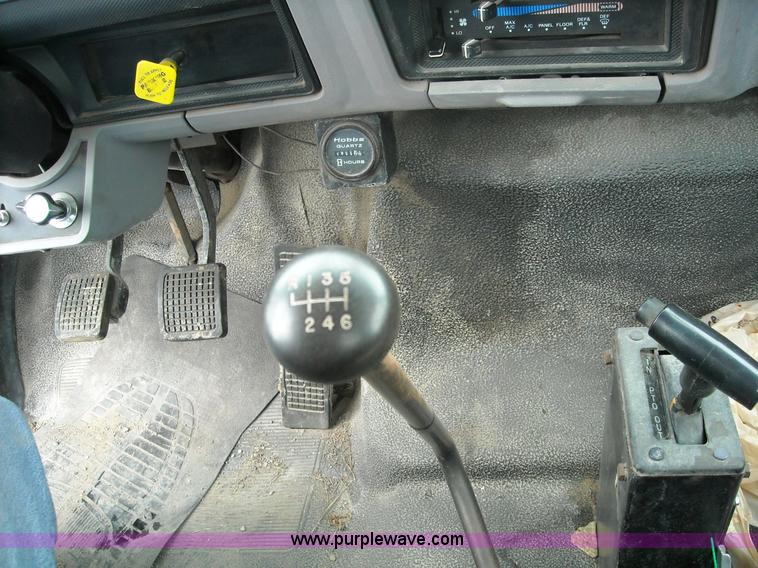 image for item 1001 1998 Ford F800 truck with CME drill attachment