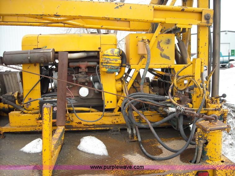 image for item 1001 1998 Ford F800 truck with CME drill attachment