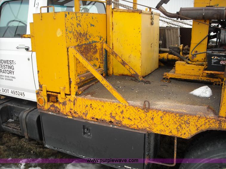 image for item 1001 1998 Ford F800 truck with CME drill attachment