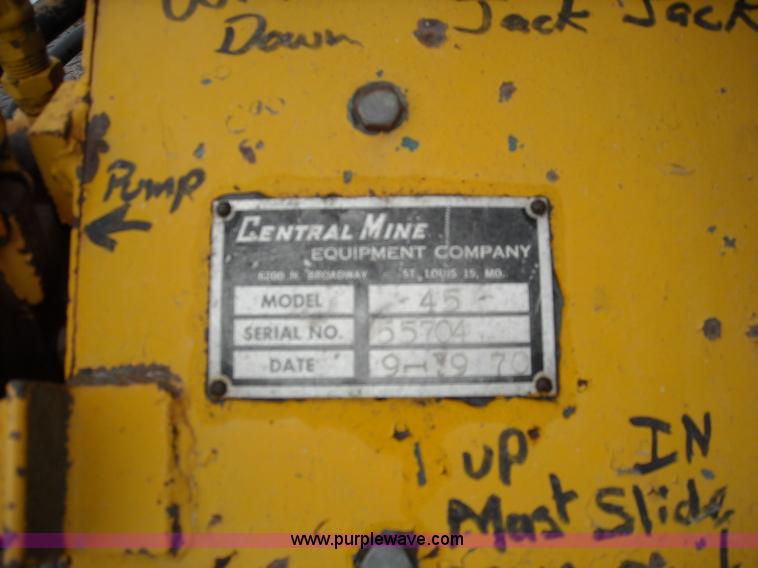 image for item 1001 1998 Ford F800 truck with CME drill attachment