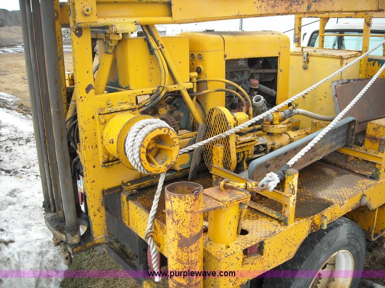 image for item 1001 1998 Ford F800 truck with CME drill attachment