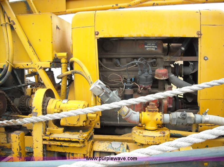 image for item 1001 1998 Ford F800 truck with CME drill attachment