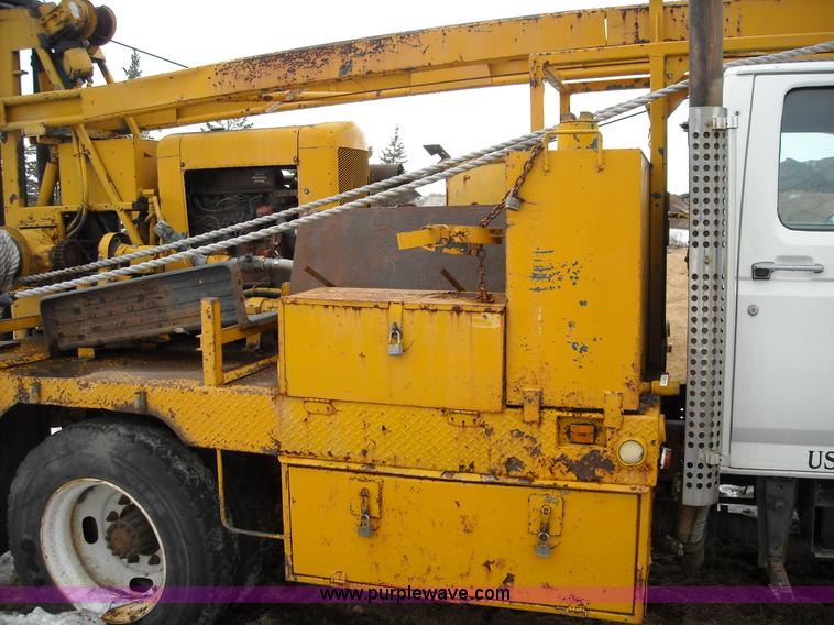 image for item 1001 1998 Ford F800 truck with CME drill attachment