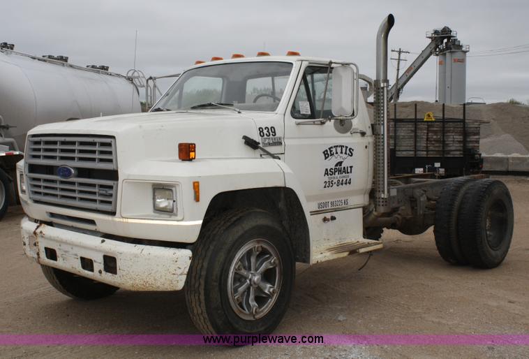 image for item 4820 1993 Ford F700 truck cab and chassis