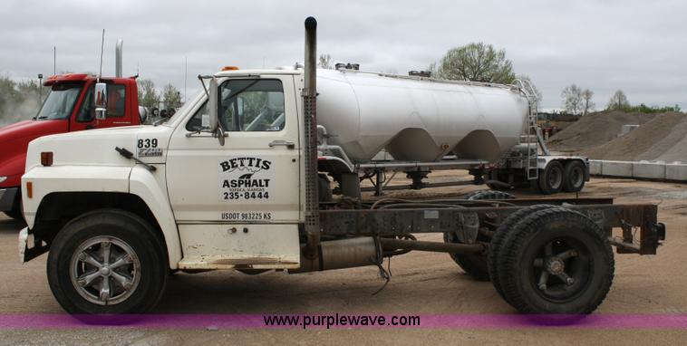 image for item 4820 1993 Ford F700 truck cab and chassis