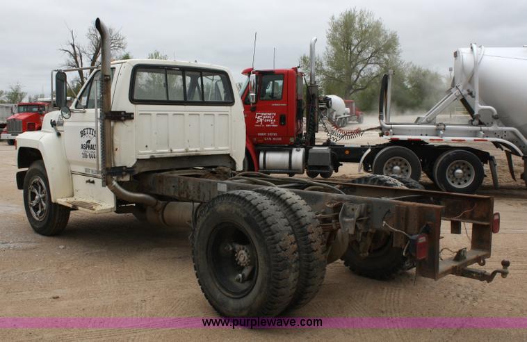 image for item 4820 1993 Ford F700 truck cab and chassis