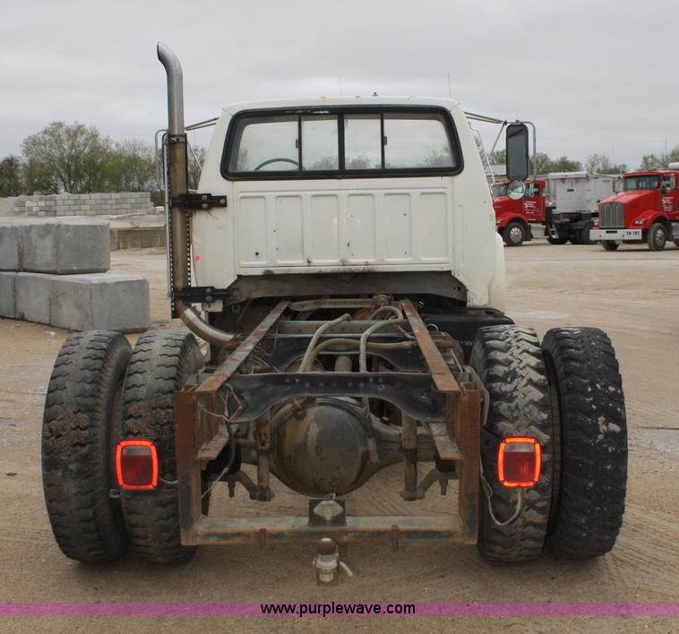 image for item 4820 1993 Ford F700 truck cab and chassis