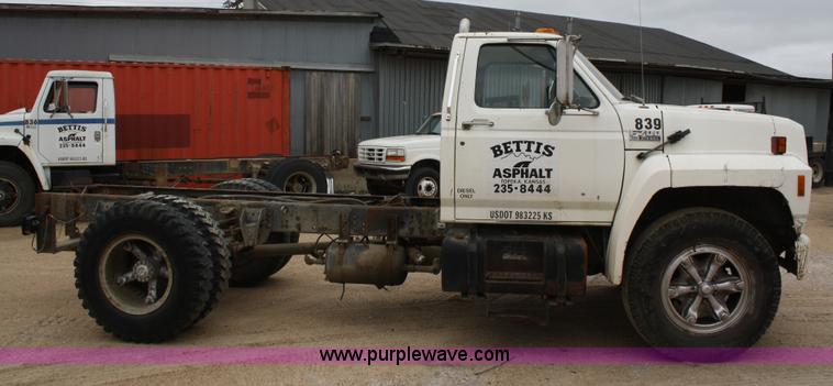 image for item 4820 1993 Ford F700 truck cab and chassis