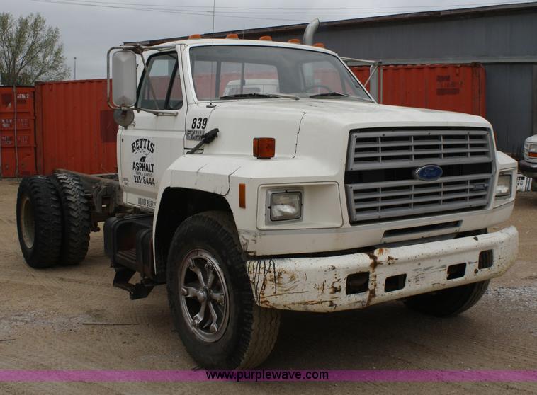 image for item 4820 1993 Ford F700 truck cab and chassis