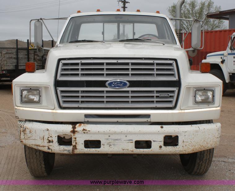 image for item 4820 1993 Ford F700 truck cab and chassis