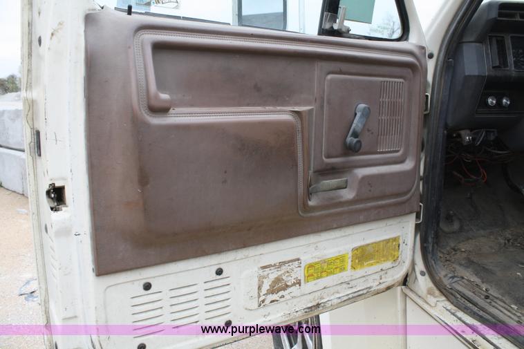 image for item 4820 1993 Ford F700 truck cab and chassis