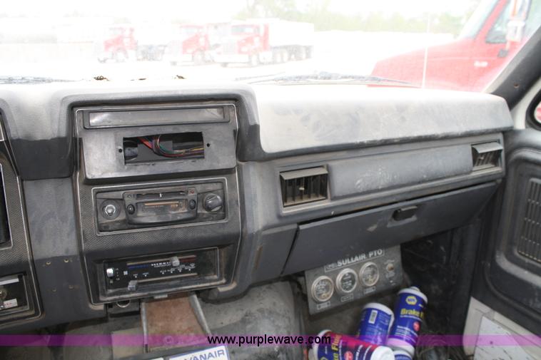 image for item 4820 1993 Ford F700 truck cab and chassis
