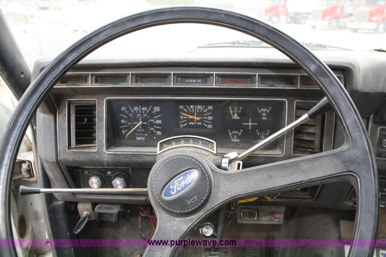 image for item 4820 1993 Ford F700 truck cab and chassis