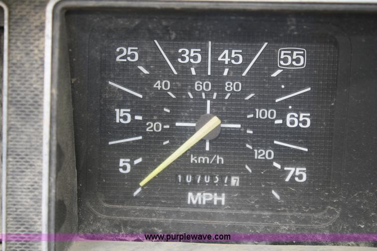 image for item 4820 1993 Ford F700 truck cab and chassis