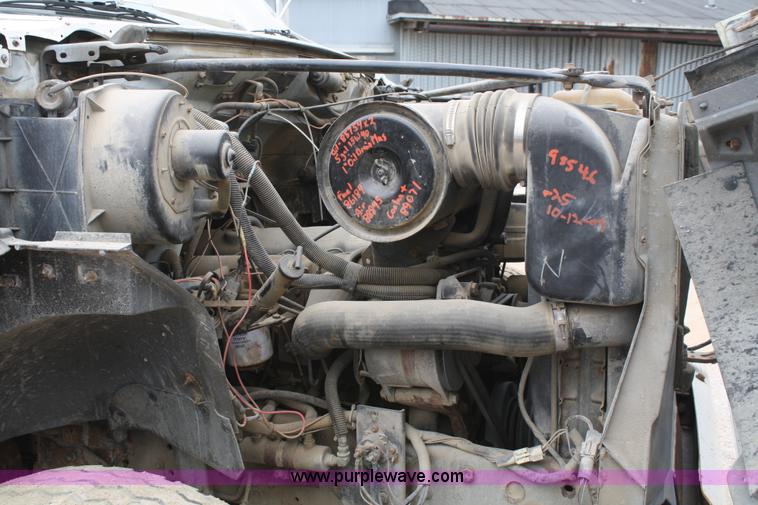 image for item 4820 1993 Ford F700 truck cab and chassis