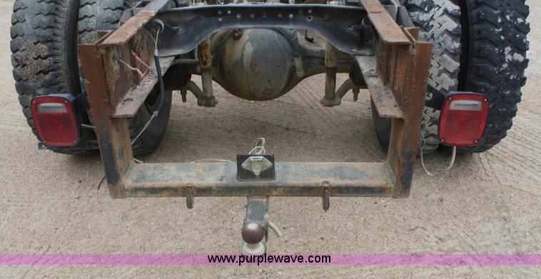 image for item 4820 1993 Ford F700 truck cab and chassis