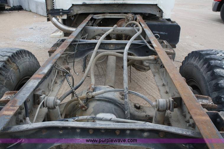 image for item 4820 1993 Ford F700 truck cab and chassis