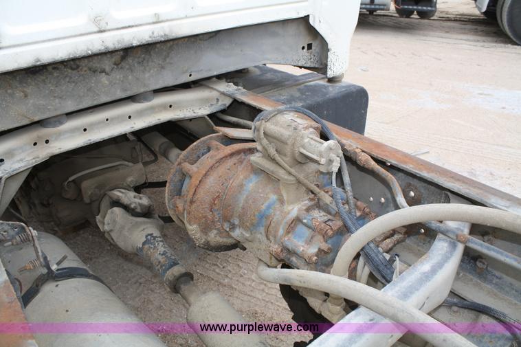 image for item 4820 1993 Ford F700 truck cab and chassis