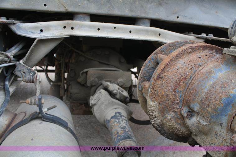 image for item 4820 1993 Ford F700 truck cab and chassis