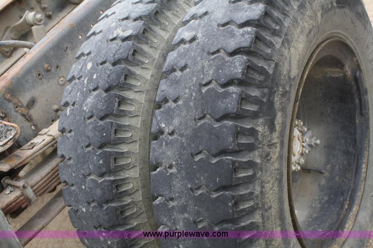 image for item 4820 1993 Ford F700 truck cab and chassis