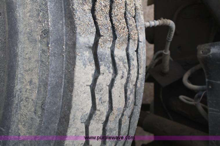 image for item 4820 1993 Ford F700 truck cab and chassis