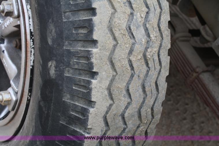 image for item 4820 1993 Ford F700 truck cab and chassis