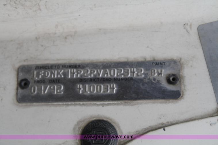 image for item 4820 1993 Ford F700 truck cab and chassis