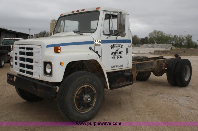 image for item 4821 1981 International 1854 truck cab and chassis