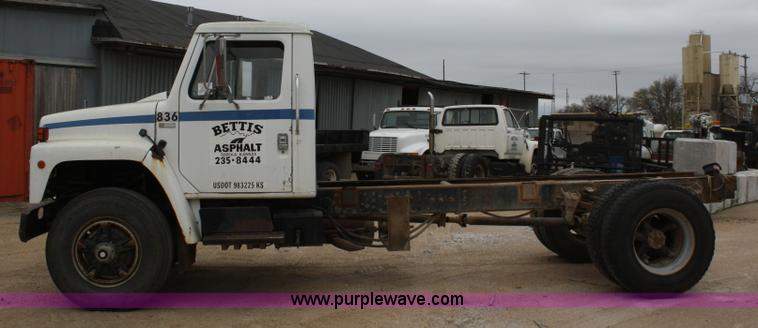 image for item 4821 1981 International 1854 truck cab and chassis