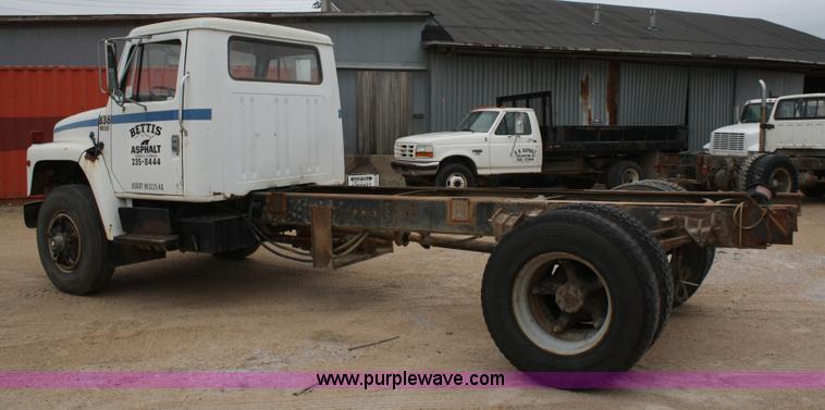 image for item 4821 1981 International 1854 truck cab and chassis