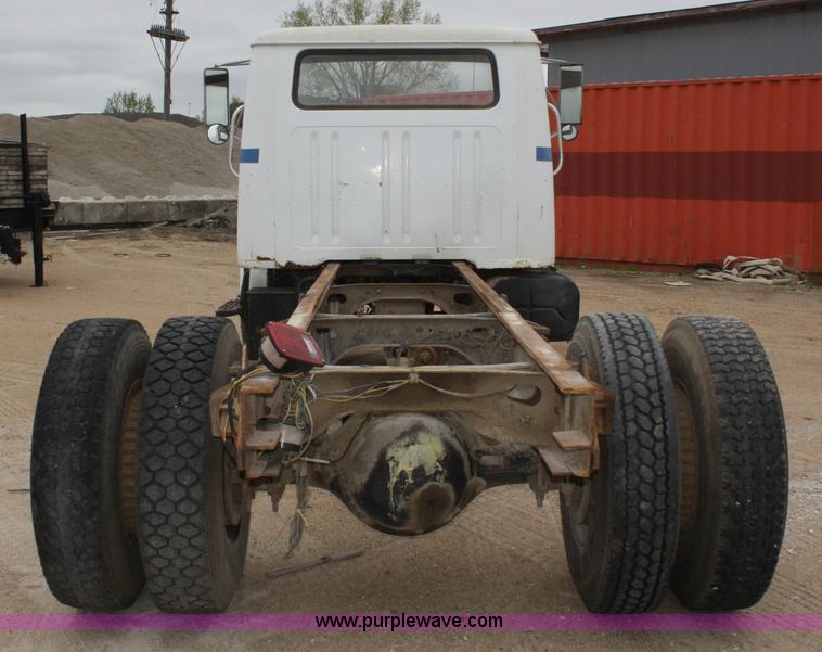 image for item 4821 1981 International 1854 truck cab and chassis