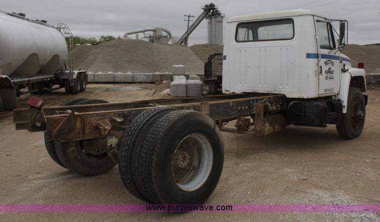 image for item 4821 1981 International 1854 truck cab and chassis