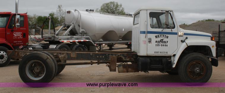 image for item 4821 1981 International 1854 truck cab and chassis