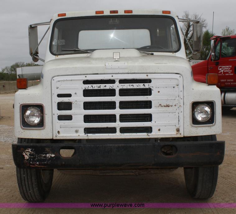 image for item 4821 1981 International 1854 truck cab and chassis