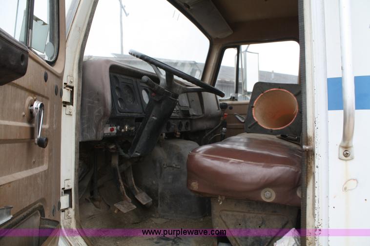 image for item 4821 1981 International 1854 truck cab and chassis