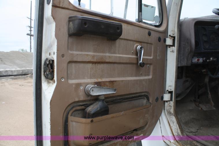 image for item 4821 1981 International 1854 truck cab and chassis