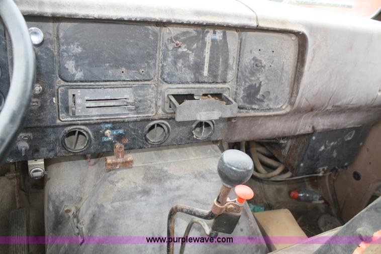 image for item 4821 1981 International 1854 truck cab and chassis