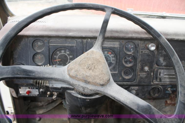 image for item 4821 1981 International 1854 truck cab and chassis