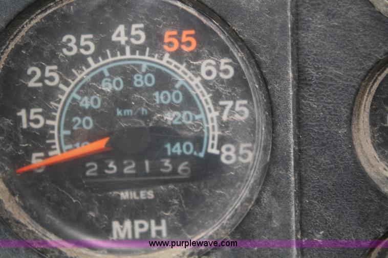 image for item 4821 1981 International 1854 truck cab and chassis