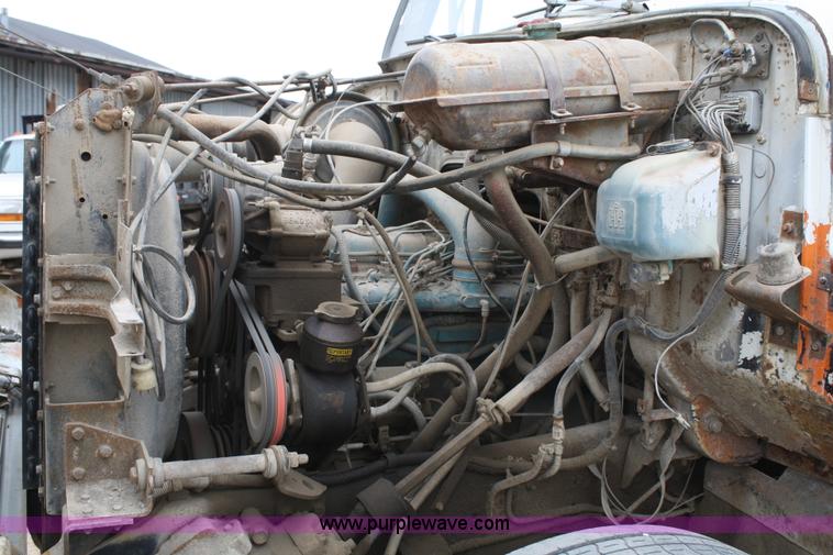 image for item 4821 1981 International 1854 truck cab and chassis