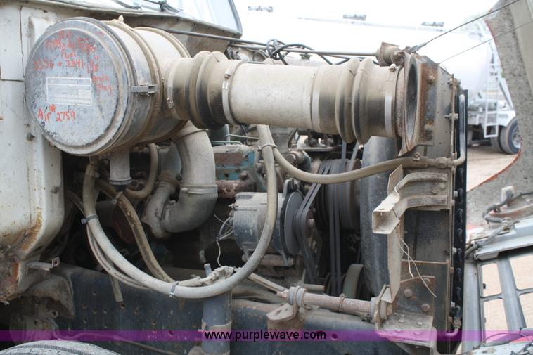 image for item 4821 1981 International 1854 truck cab and chassis