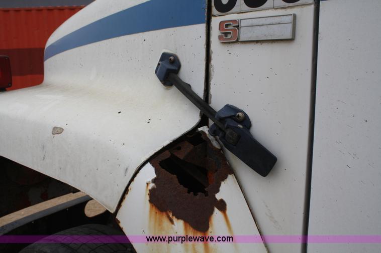 image for item 4821 1981 International 1854 truck cab and chassis