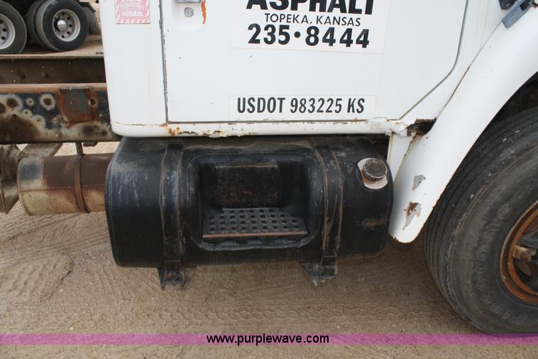 image for item 4821 1981 International 1854 truck cab and chassis