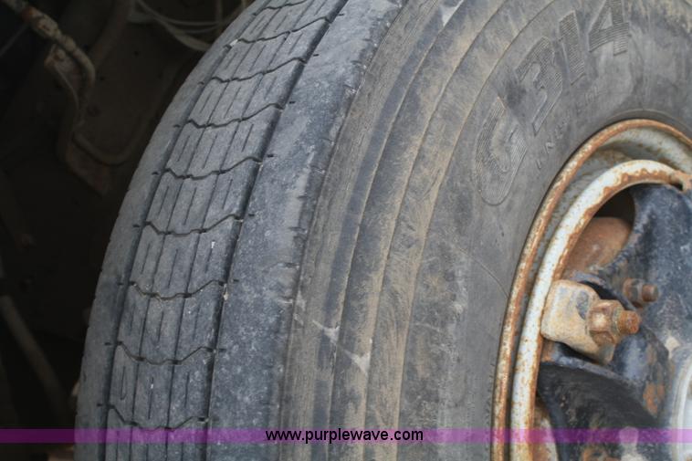 image for item 4821 1981 International 1854 truck cab and chassis