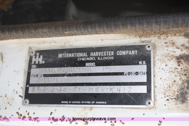 image for item 4821 1981 International 1854 truck cab and chassis