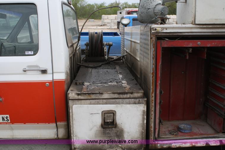 image for item 4822 1995 Ford F450 Super Duty service truck