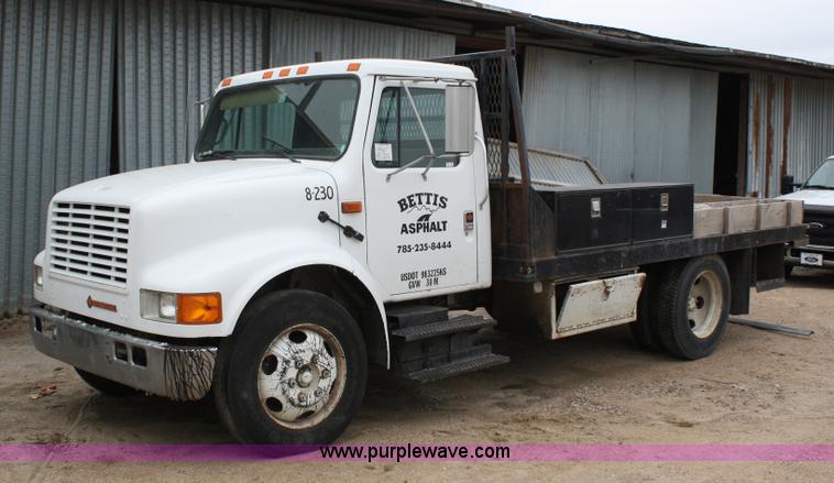 image for item 4824 1990 International 4600 flatbed truck