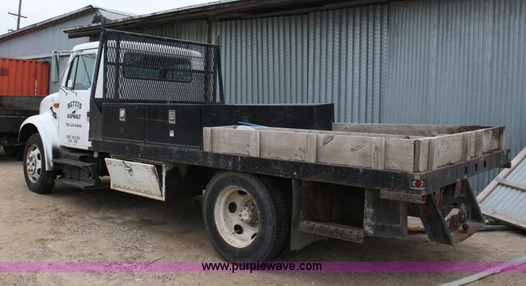 image for item 4824 1990 International 4600 flatbed truck