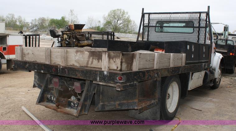 image for item 4824 1990 International 4600 flatbed truck